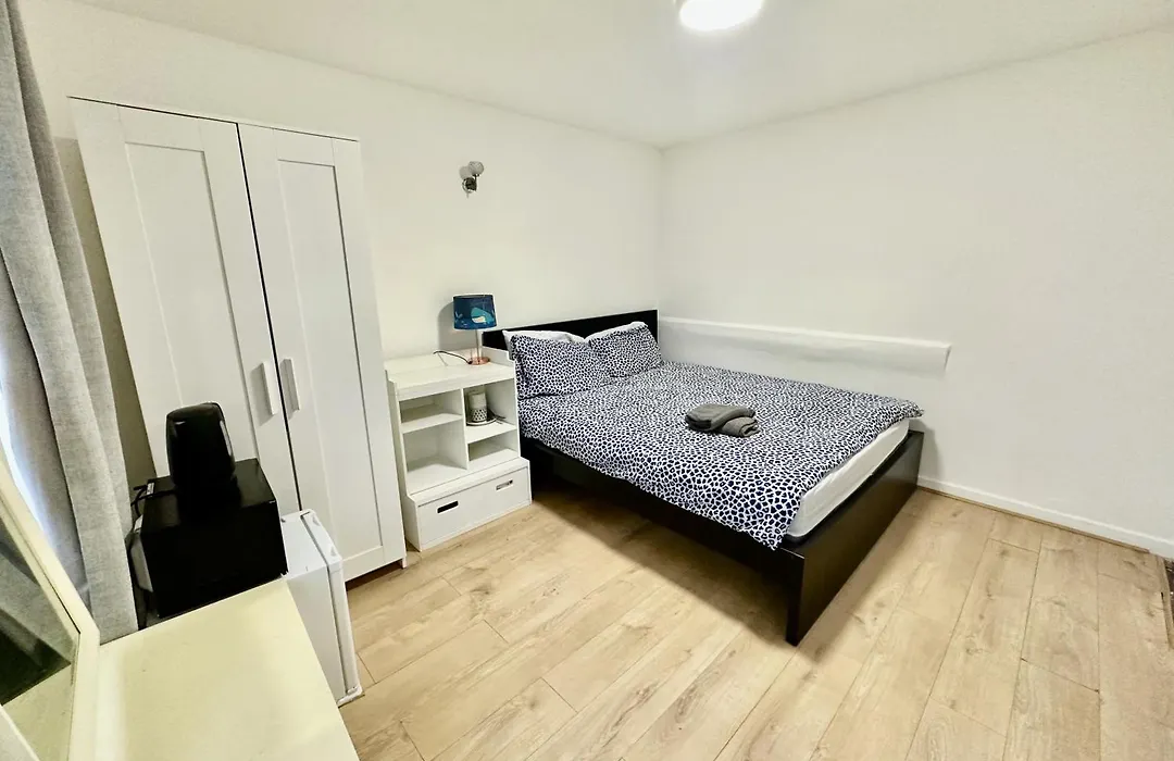 Recently Fully Refurbished --January 2026-- Private En-Suite Room With Brand-New Bathroom And Private Entrance-1