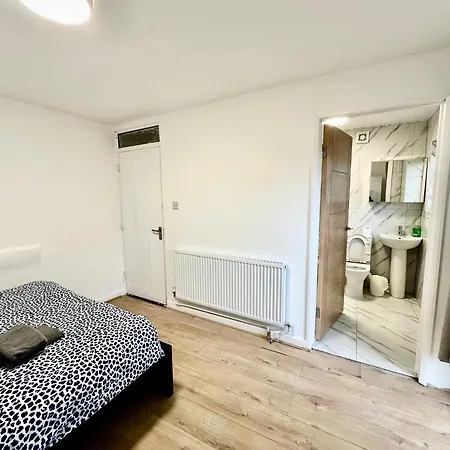 Recently Fully Refurbished --January 2026-- Private En-Suite Room With Brand-New Bathroom And Private Entrance-2