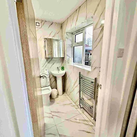 Recently Fully Refurbished --January 2026-- Private En-Suite Room With Brand-New Bathroom And Private Entrance-3